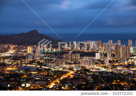 從夏威夷坦塔羅斯山看火奴魯魯夜景 103572101