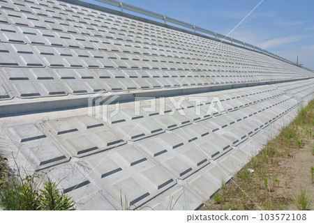 Revetment walls for large rivers, revetment blocks 103572108