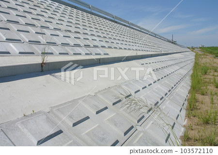 Revetment walls for large rivers, revetment blocks 103572110