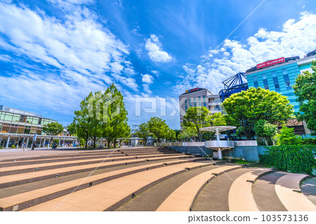 日本橫濱市景 炎熱潮濕的天氣，如夏日......中央南站前的購物中心和廣場景觀 103573136
