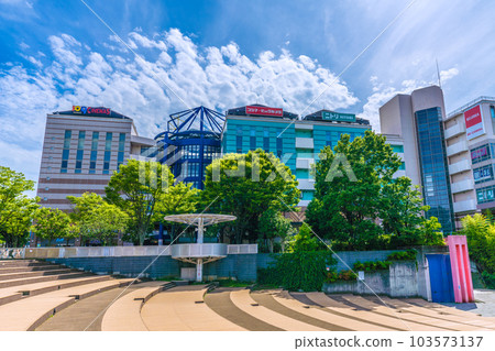 日本橫濱市景 炎熱潮濕的天氣，如夏日......中央南站前的購物中心和廣場景觀 103573137