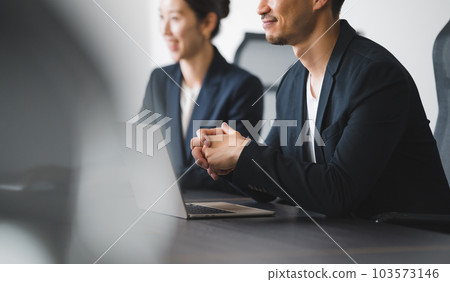 Business people to hold meetings Business people to hold meetings 103573146