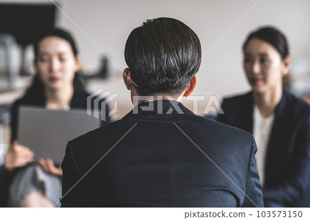 Business people to hold meetings Business people to hold meetings 103573150