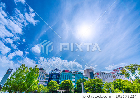 日本橫濱市景 炎熱潮濕的天氣，如夏日......中央南站前的購物中心和廣場景觀 103573224