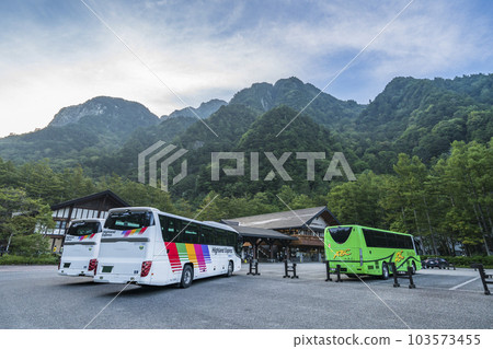 清晨的上高地巴士總站【長野縣松本市】 清晨的上高地巴士總站【長野縣松本市】 103573455