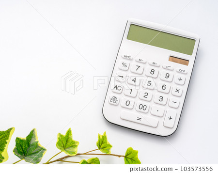 計算器白色背景複製空間 103573556