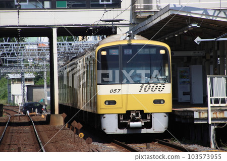 Keikyu Type 1000 Yellow Happy Train [At Keisei Sakura Station, Sakura City, Chiba Prefecture] 103573955