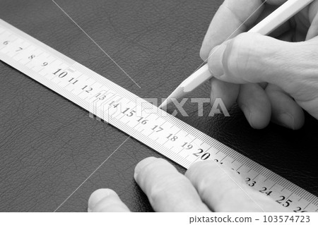 Leather craft cutting (drawing lines) 103574723