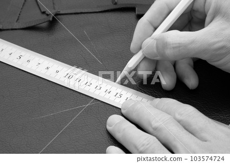 Leather craft cutting (drawing lines) Leather craft cutting (drawing lines) 103574724