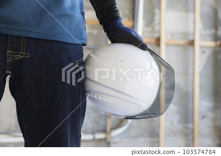 在建築工地拿著頭盔的工人男手 103574784