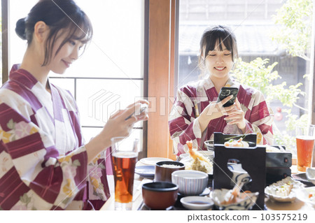 Ryokan food image 女性旅行 拍攝食物的年輕女性 103575219