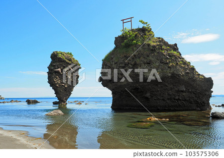Ebisu Rock and Daikoku Rock / Coast of Shiroiwa Town, Yoichi Town, Hokkaido 103575306