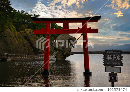 北海道南部江刺市大島的瓶岩和鳥居 103575474