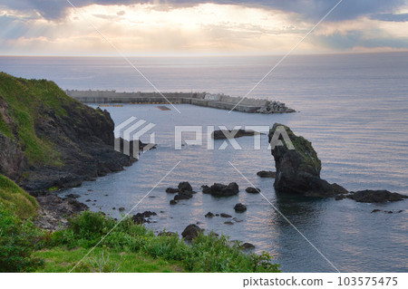 從北海道道南市上之國道之驛後方的海岸拍攝文殊岩 從北海道道南市上之國道之驛後方的海岸拍攝文殊岩 103575475