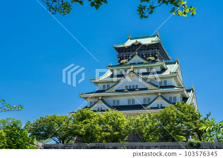 大阪城塔在初夏的藍天襯托下 大阪城塔在初夏的藍天襯托下 103576345
