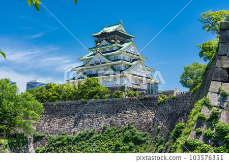 Osaka Castle tower against the blue sky in early summer Osaka Castle tower against the blue sky in early summer 103576351