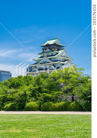 Osaka Castle tower against the blue sky in early summer Osaka Castle tower against the blue sky in early summer 103576358
