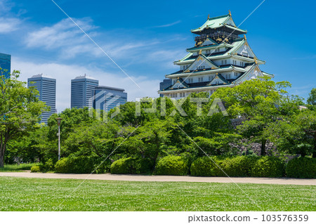大阪城塔在初夏的藍天襯托下 大阪城塔在初夏的藍天襯托下 103576359