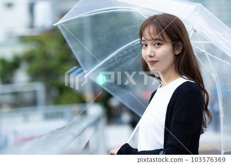 下雨天回家的女人 103576369