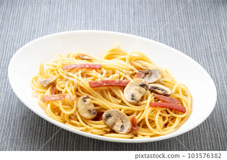 Salami sausage and mushroom pasta (spaghetti). Salami sausage and mushroom pasta (spaghetti). 103576382