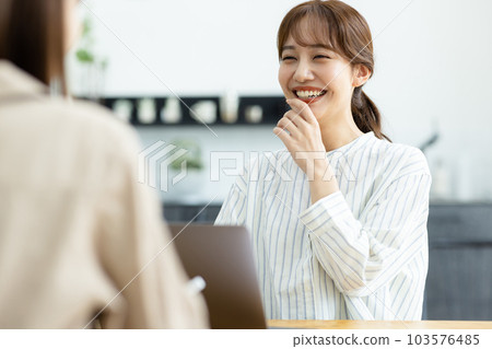 woman having a meeting in the office 103576485