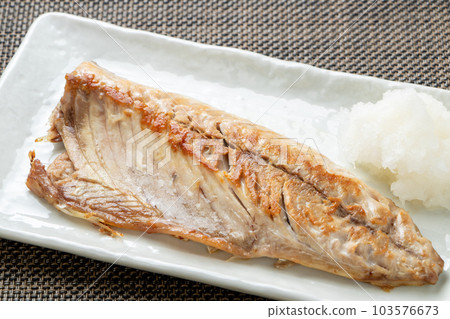 鹽烤鯖魚。 鹽烤鯖魚。 103576673