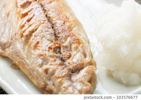 鹽烤鯖魚的特寫鏡頭。 鹽烤鯖魚的特寫鏡頭。 103576677