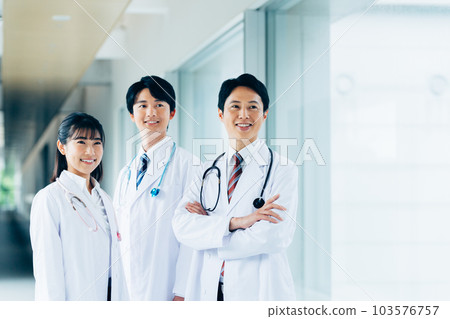 A doctor 103576757