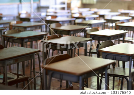 教室椅子和桌子 103576840