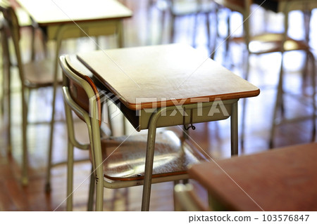 教室椅子和桌子 103576847