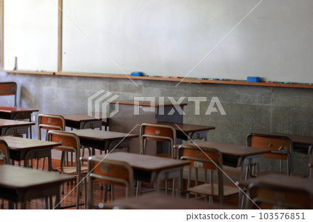 教室椅子和桌子 103576851