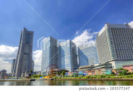 橫濱港未來地標塔、皇后廣場和橫濱宇宙世界的城市景觀 橫濱港未來地標塔、皇后廣場和橫濱宇宙世界的城市景觀 103577147