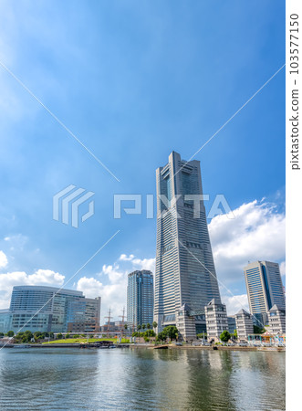 橫濱港未來地標塔、皇后廣場和橫濱宇宙世界的城市景觀 103577150