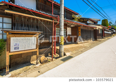 The townscape of Nagakubo-juku on the Nakasendo, Nagawa-cho, Nagano Prefecture 103579021