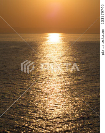 夕陽反射在海面上 103579746