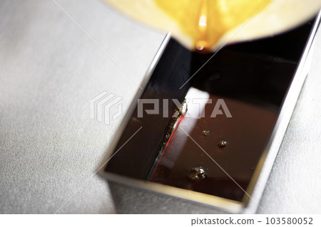 將布丁焦糖醬倒入模具中 103580052