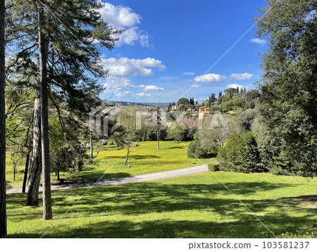 Leisurely stroll in the parks of Florence 103581237