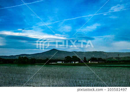 北上山脈的獨立山峰姬上山美麗的圓錐形和田園風光 藍山、天空和雲彩 像東山魁夷畫作一樣的藍天和山脈 103581497