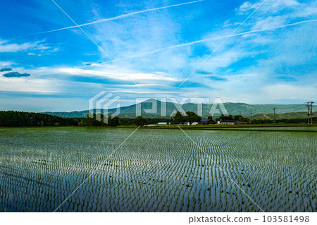 北上連峰和美麗的姬上山和田園風光 藍天白雲、姬上山和稻田的風景 北上連峰和美麗的姬上山和田園風光 藍天白雲、姬上山和稻田的風景 103581498