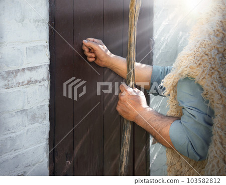 Man knocking on the door Man knocking on the door 103582812
