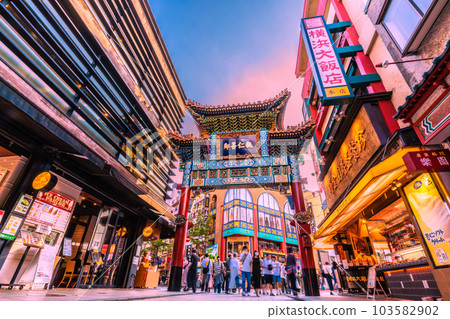 過渡到日本5級橫濱市容3個多星期...俯瞰繁華的橫濱中華街和善林門=6月3日 103582902