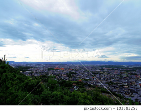 從本野山眺望的出雲街景(島根縣出雲市) 從本野山眺望的出雲街景(島根縣出雲市) 103583255