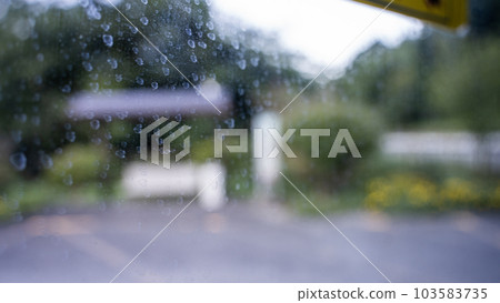 從公共汽車的火車窗口 從公共汽車的火車窗口 103583735