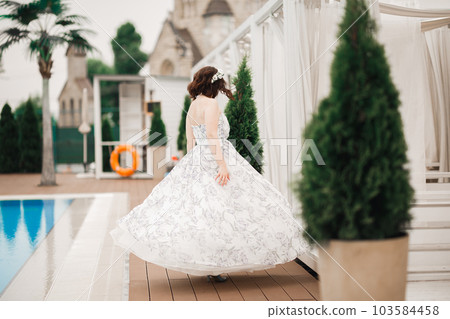 Beautiful fashion bride in wedding dress posing 103584458