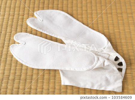 Tabi placed on tatami mats, back side 103584609