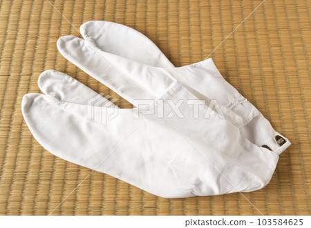 Tabi placed on tatami mats White tabi Yomai Kohaze 103584625