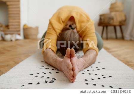 Sporty man meditating alone at home apartment 103584928