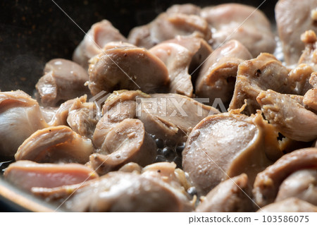 Fry chicken gizzards in a frying pan (fry with salt and pepper). Fry chicken gizzards in a frying pan (fry with salt and pepper). 103586075