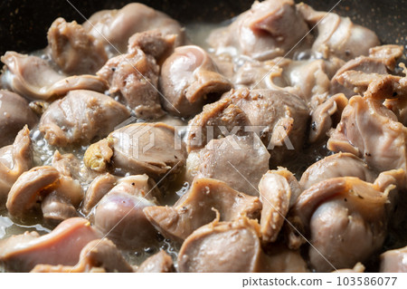 Fry chicken gizzards in a frying pan (fry with salt and pepper). Fry chicken gizzards in a frying pan (fry with salt and pepper). 103586077