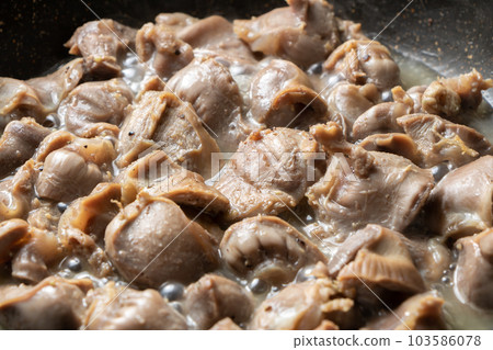 Fry chicken gizzards in a frying pan (fry with salt and pepper). Fry chicken gizzards in a frying pan (fry with salt and pepper). 103586078